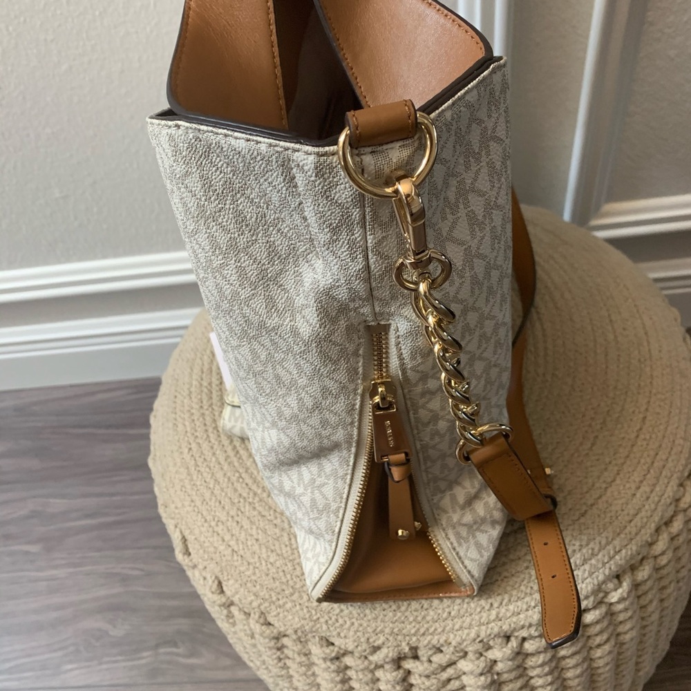 Michael Kors Cream and Tan Logo Hobo Tote and Matching Wallet - Picture 4 of 13
